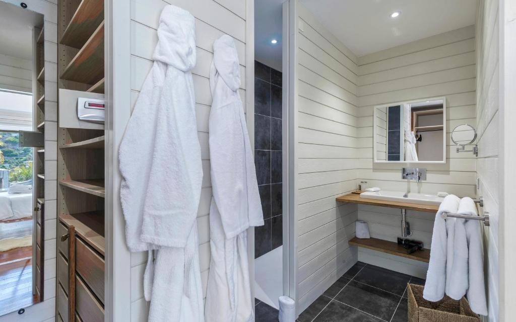 une salle de bain avec douche et lavabo dans l'établissement Villa La Voile Blanche, à La Baie-Orientale