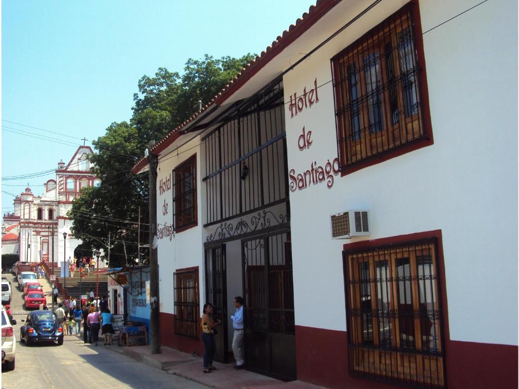 un grupo de personas parados fuera de un edificio en Hotel De Santiago en Chiapa de Corzo