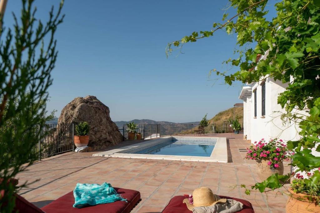 Bazén v ubytovaní Villa with views and private pool near Malaga. alebo v jeho blízkosti