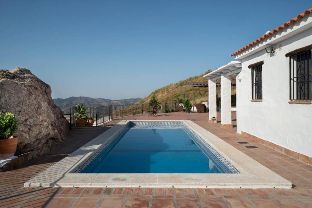 Bazén v ubytovaní Villa with views and private pool near Malaga. alebo v jeho blízkosti