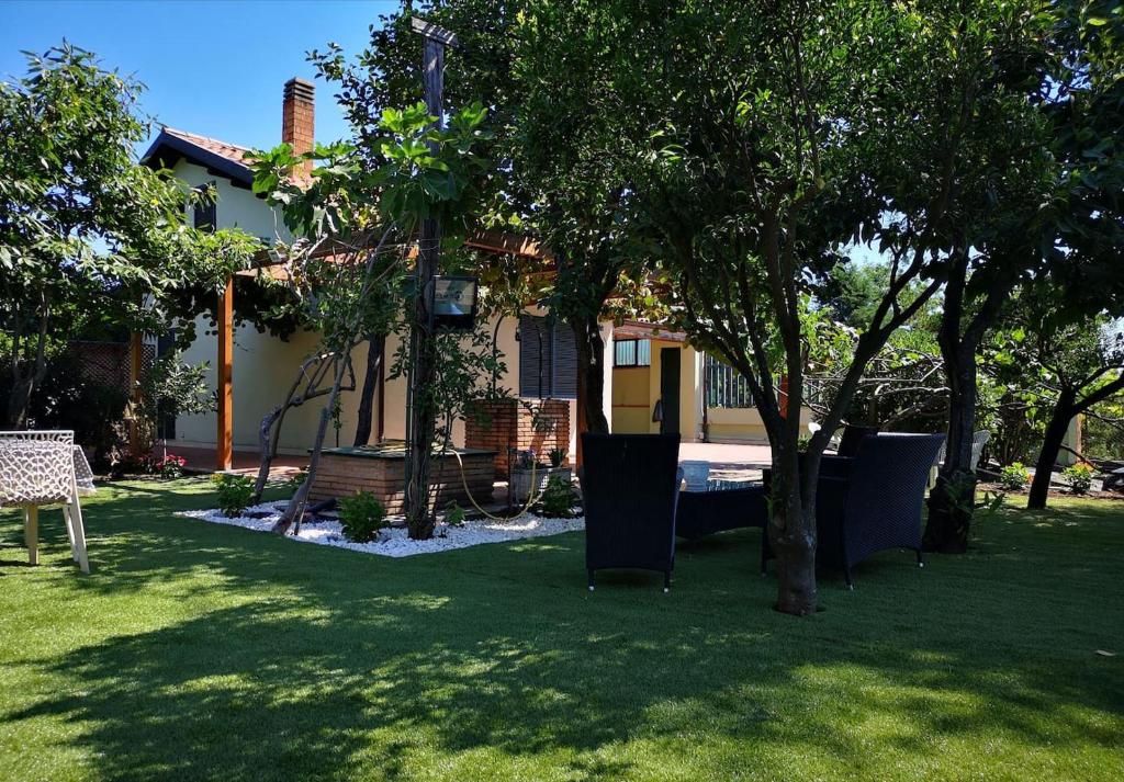 Vonkajšia záhrada v ubytovaní CASALE "GAIA"- Relax nel VERDE con Piscina Privata Esclusiva