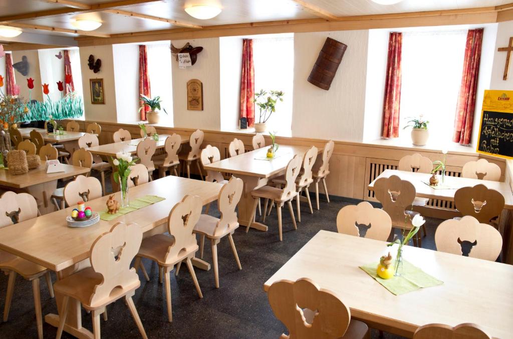 Ein Restaurant oder anderes Speiselokal in der Unterkunft Hotel Alpina 
