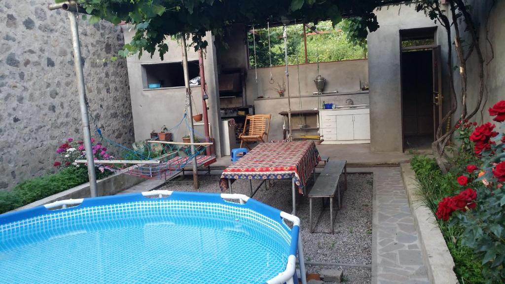 Bazén v ubytování Verishen Guest House B&B nebo v jeho okolí