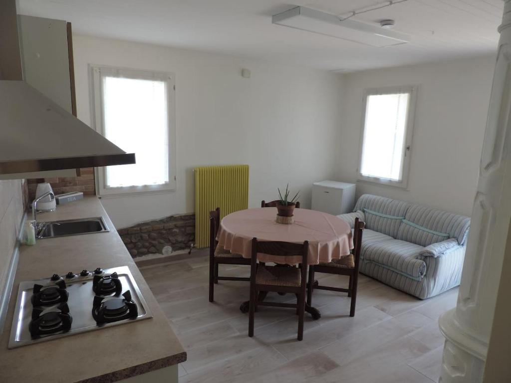 A kitchen or kitchenette at Casa Rossa