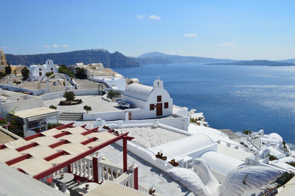 - une vue sur l'océan depuis le sommet d'un bâtiment dans l'établissement Maryloujohn Villas Oia, à Oia