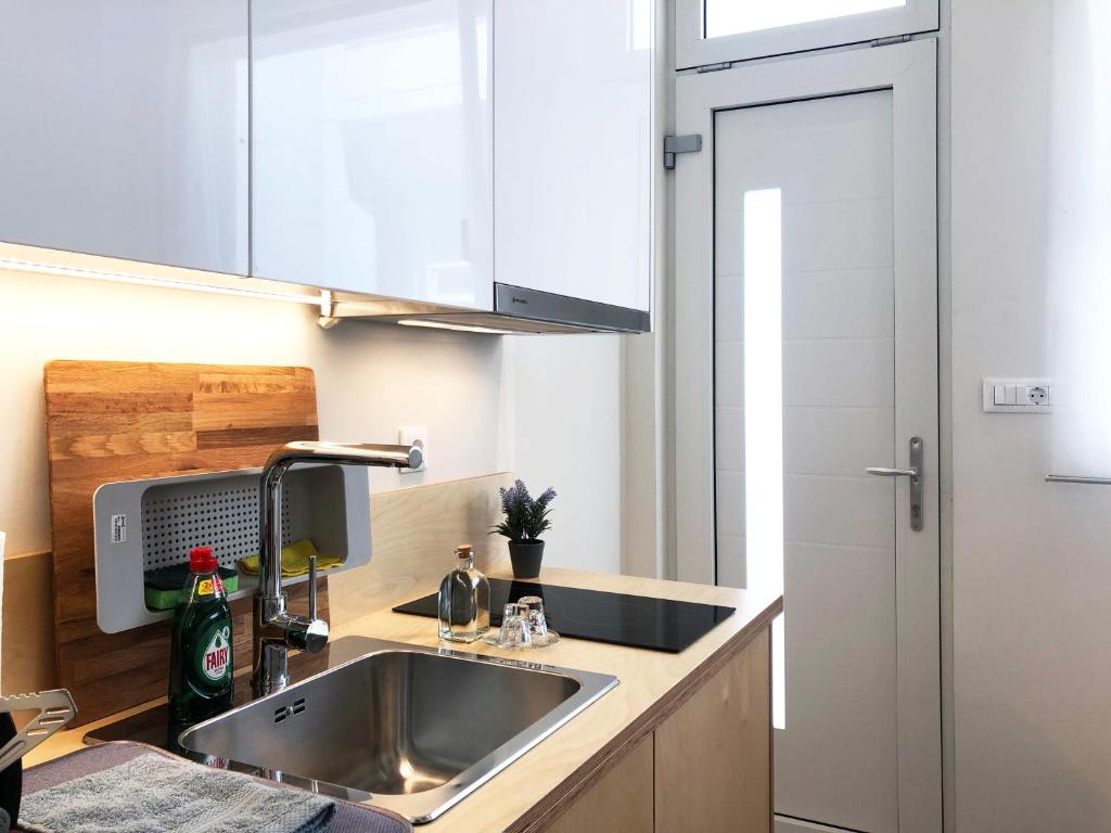 Dapur atau dapur kecil di Sunny micro-loft apartment with outdoor lounge