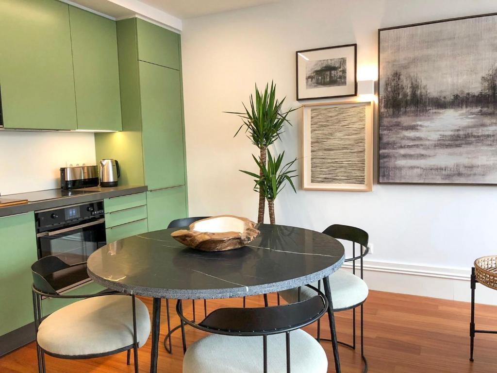 a dining room with a table and chairs at Oporto Chic&Cozy - Aliados in Porto