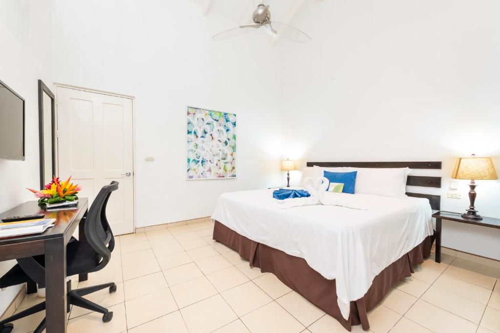 Postel nebo postele na pokoji v ubytování Seis Playas Hotel