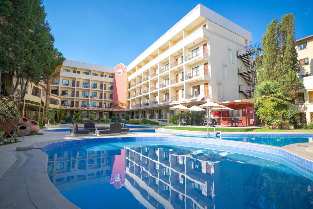 Gran Hotel Cochabamba في كوتشابامبا: فندق فيه مسبح امام مبنى