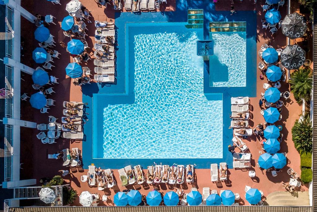 an overhead view of a swimming pool at a resort at Atibaia Residence Hotel & Resort in Atibaia