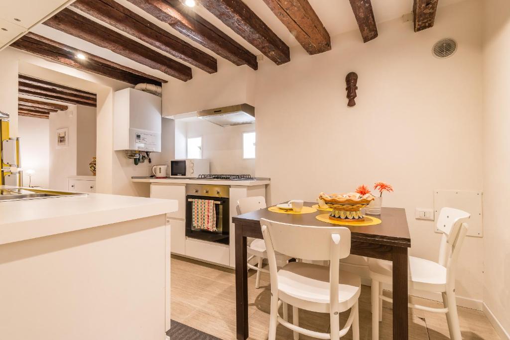 a kitchen with a table and chairs in a room at Ramo Delle Moschette in Venice