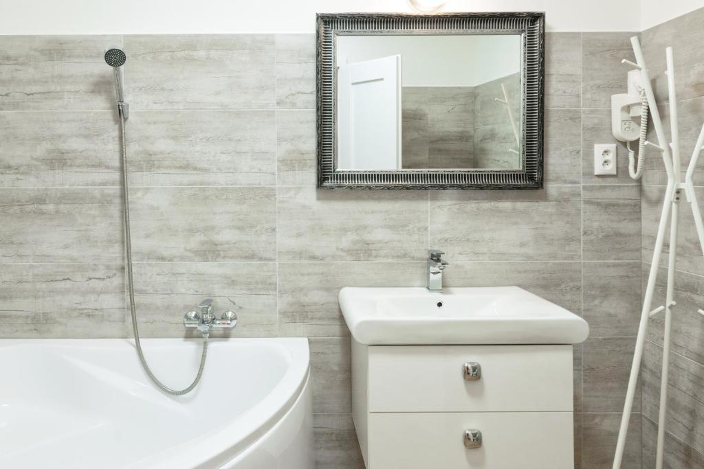 Koupelna v ubytování VILLA CENTRUM APARTMÁNY s RAŇAJKAMI A SAUNOU