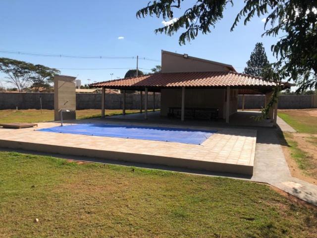 a pavilion with a swimming pool in a yard at Cantinho do Folclore in Olímpia