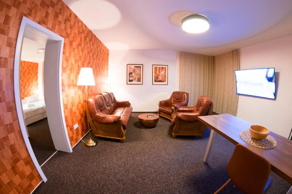 TV a/nebo společenská místnost v ubytování VILLA CENTRUM APARTMÁNY s RAŇAJKAMI A SAUNOU