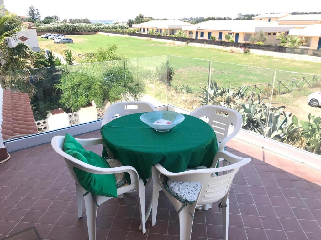 カラベルナルドにあるCasa vacanze Maria Graziaのバルコニー(緑のテーブル、椅子付)