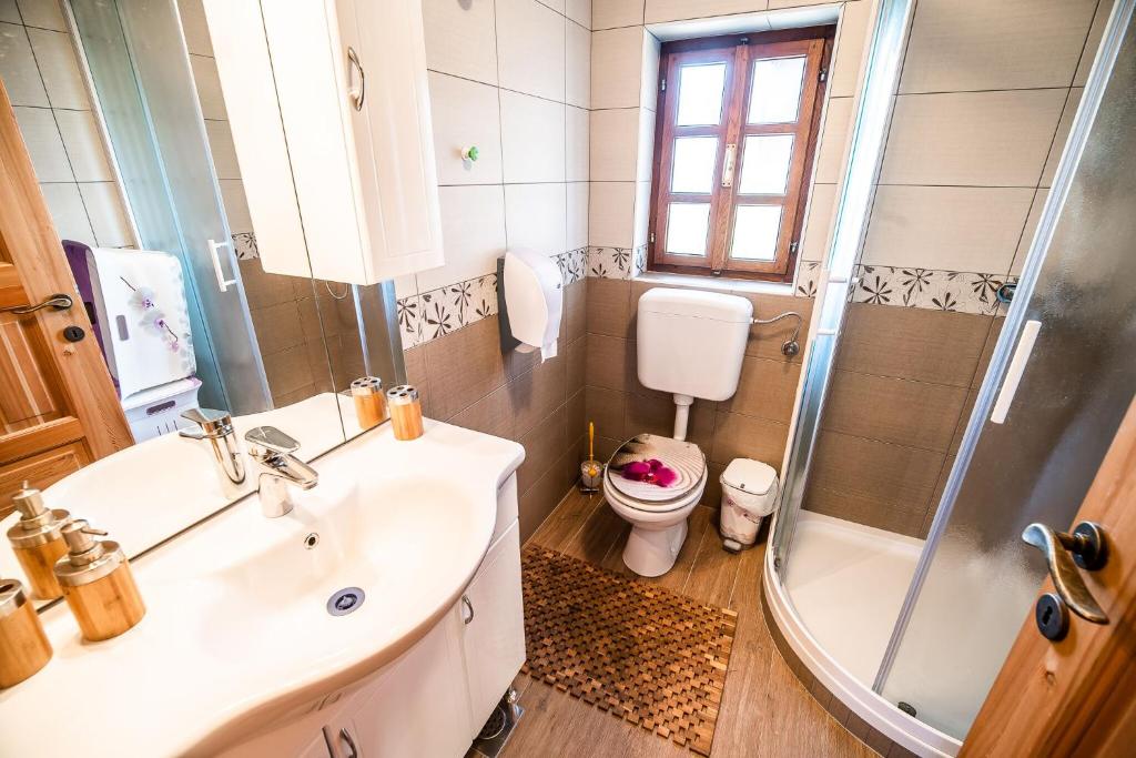 Koupelna v ubytování Sleme house