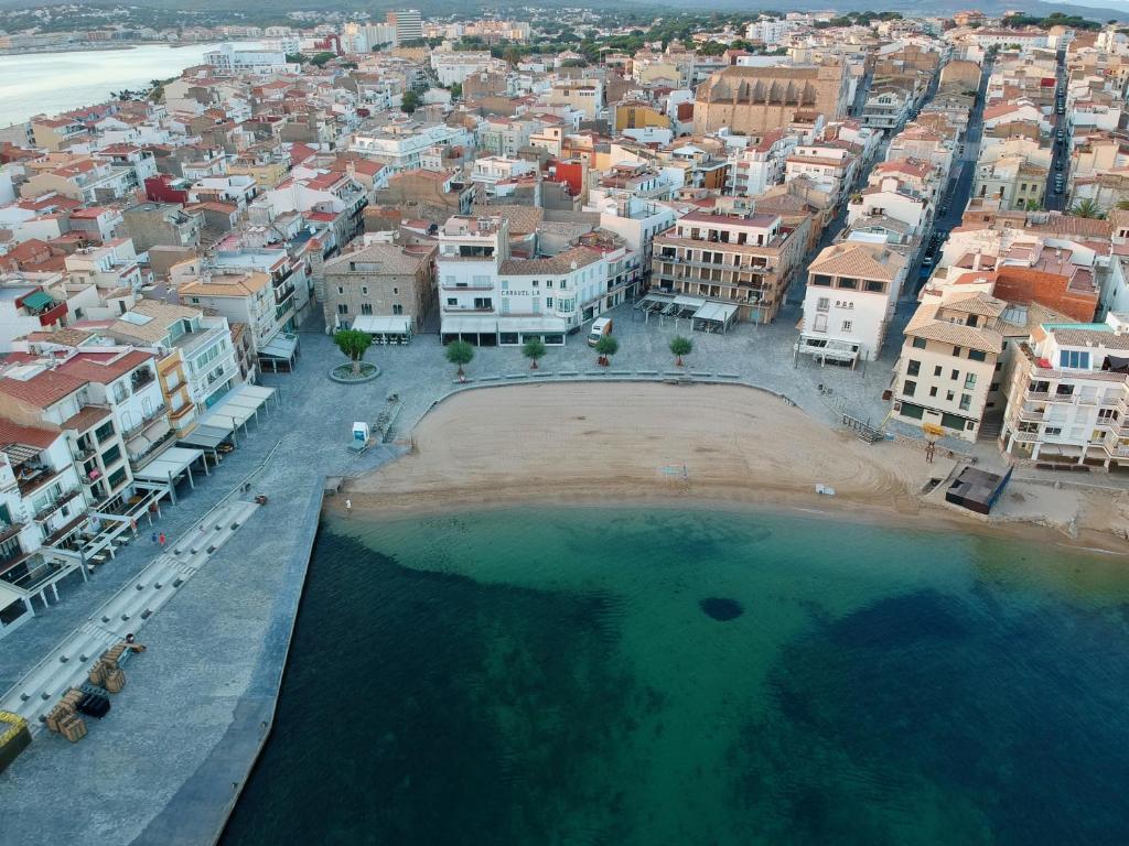 une vue aérienne sur une ville avec une grande étendue d'eau dans l'établissement Can Nicasi, à L'Escala