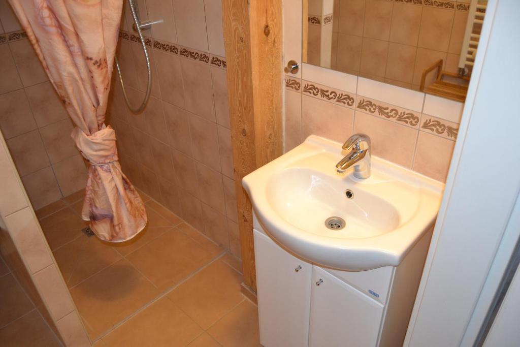 Kúpeľňa v ubytovaní Dom Aurora Pokój 4 osobowy z balkonem
