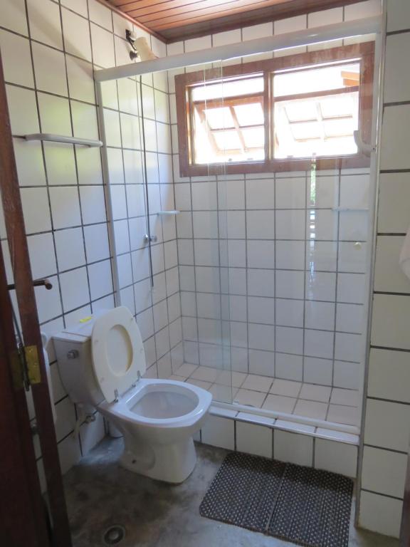 Um banheiro em Casa da Josie em Maresias com piscina no pé da Mata Atlântica - 4 quartos