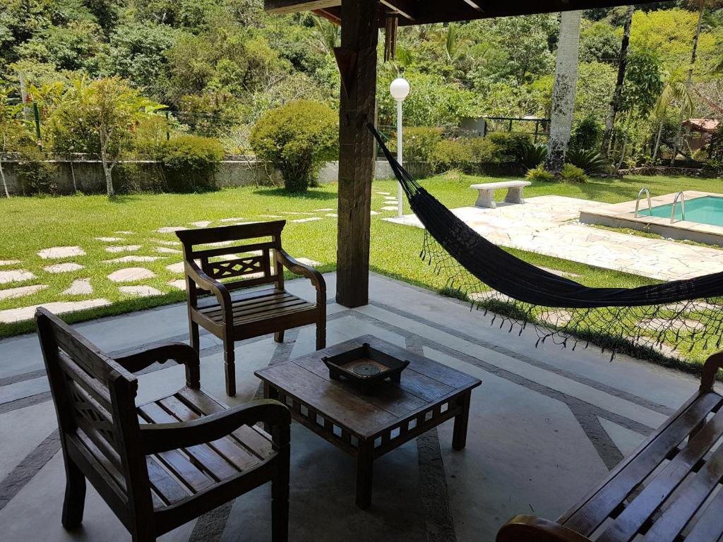 A piscina localizada em Casa da Josie em Maresias com piscina no pé da Mata Atlântica - 4 quartos ou nos arredores
