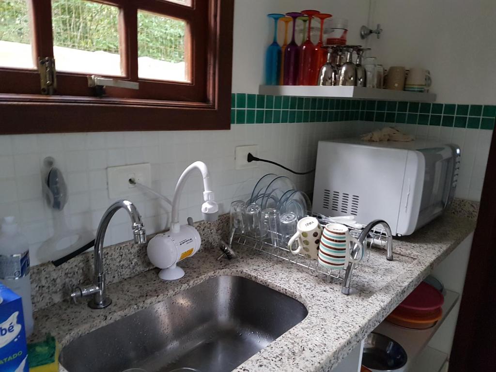 A cozinha ou cozinha compacta de Casa da Josie em Maresias com piscina no pé da Mata Atlântica - 4 quartos