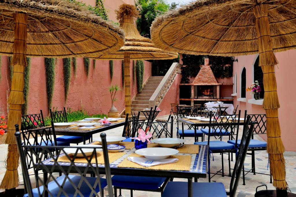 Un restaurante u otro lugar para comer en LHOSTEL à Casablanca