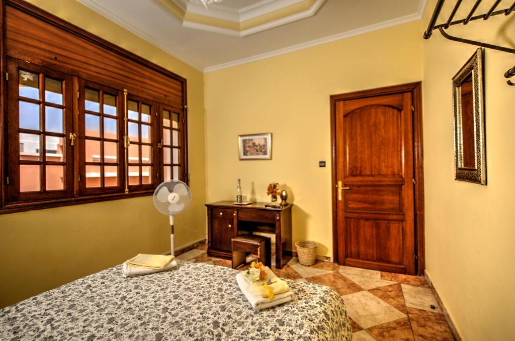 Una cama o camas en una habitación de LHOSTEL à Casablanca