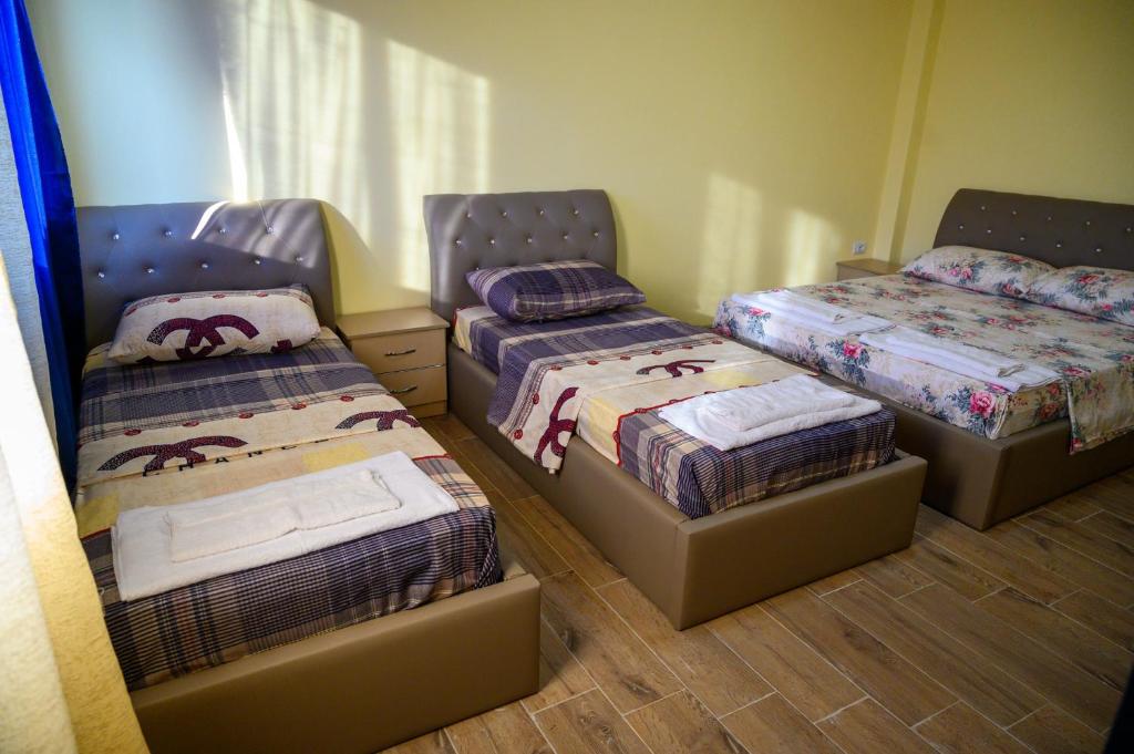 Postel nebo postele na pokoji v ubytování Joni Restaurant