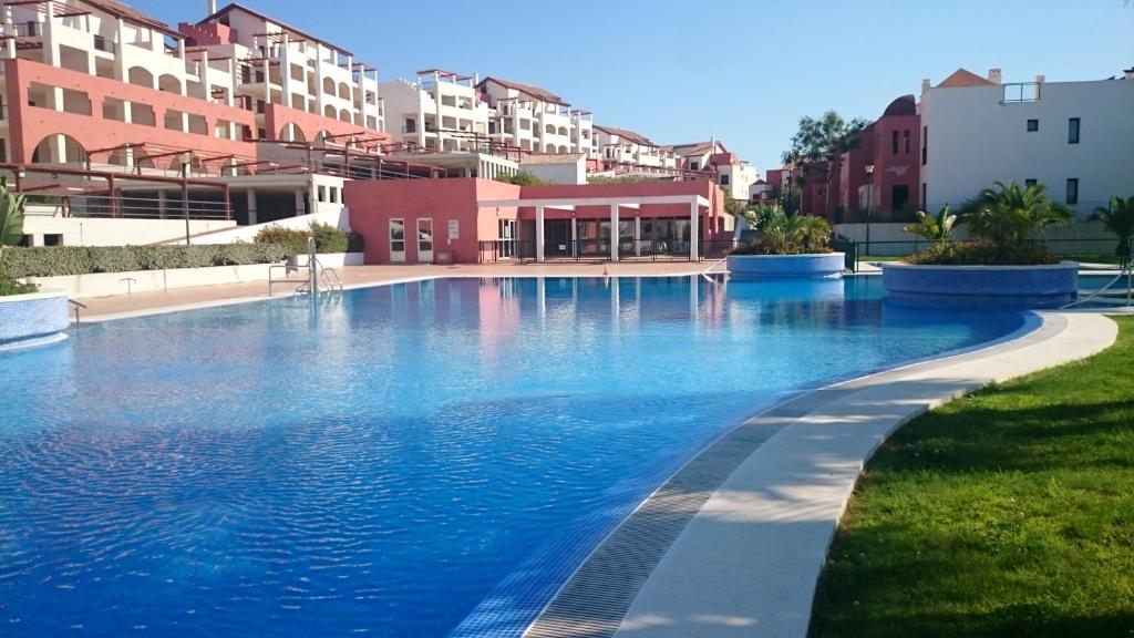 Bazén v ubytovaní Apartamento Ayamonte golf Costa Esuri alebo v jeho blízkosti