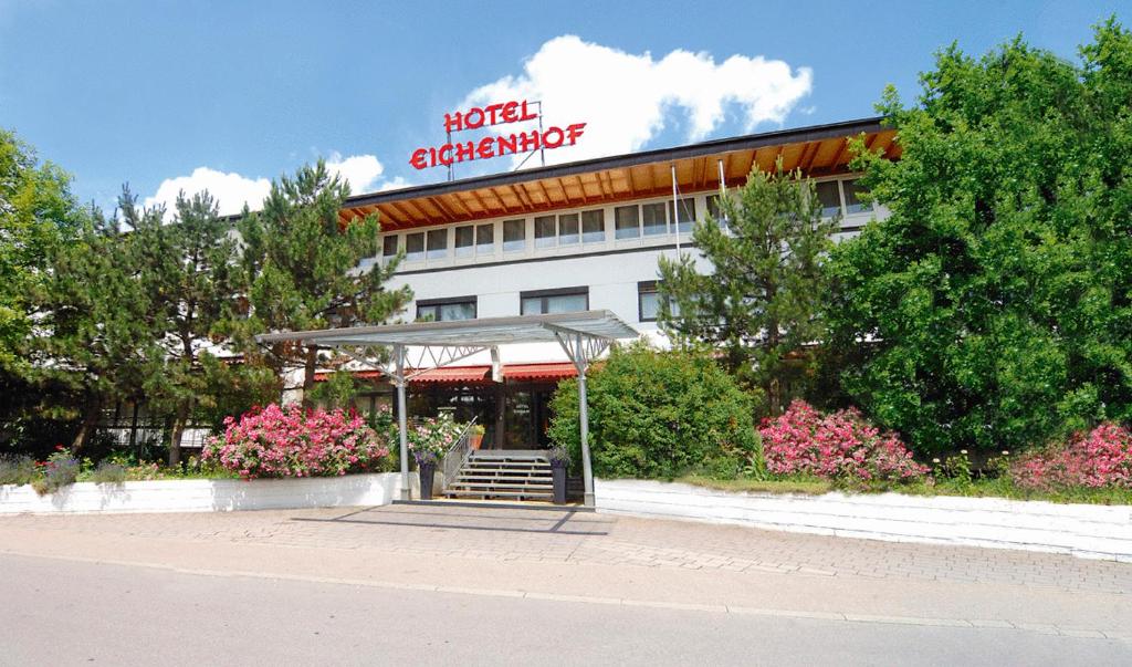 uma entrada do hotel com uma placa no topo de um edifício em Eichenhof Hotel GbR em Eislingen