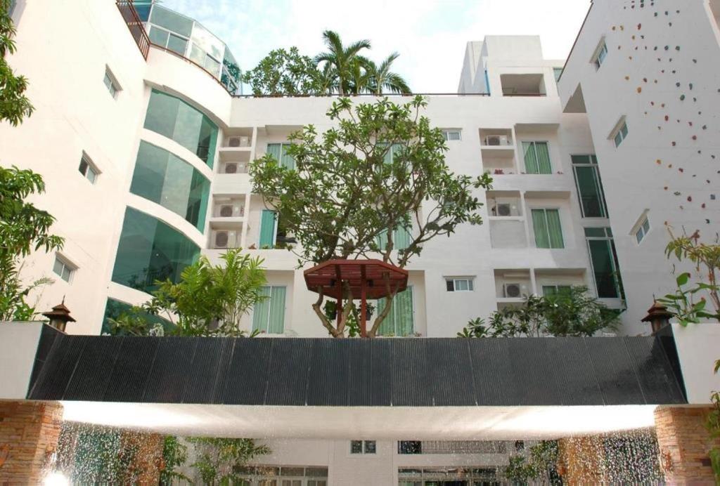 een extern uitzicht op een gebouw met een paraplu bij Bansabai Hostelling International in Bangkok