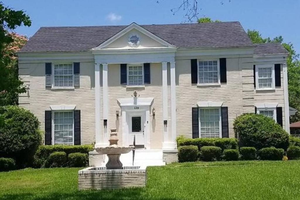 BEST DEAL IN TOWN! Entire 1 Bedroom Apartment 59, Montgomery (updated