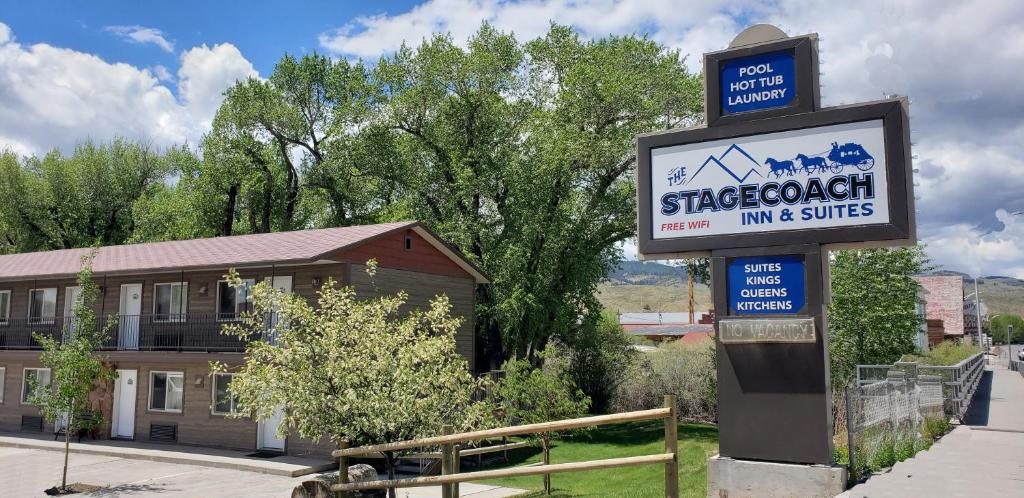 una señal para una tienda frente a una casa en Stagecoach Inn & Suites, en Dubois