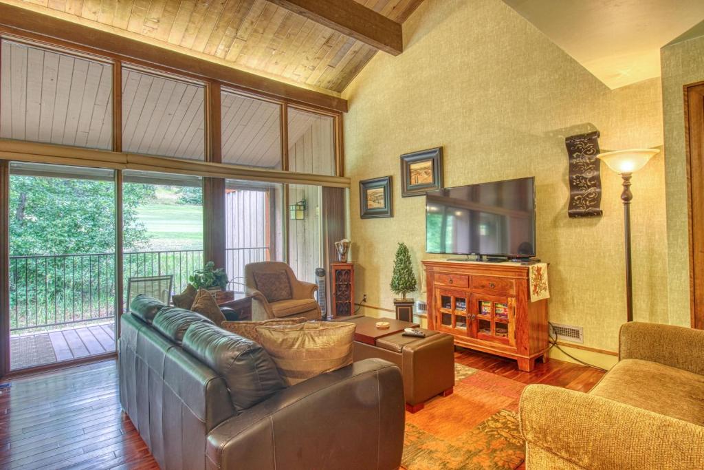 uma sala de estar com um sofá e uma televisão em Gamble Oak #778 em Durango