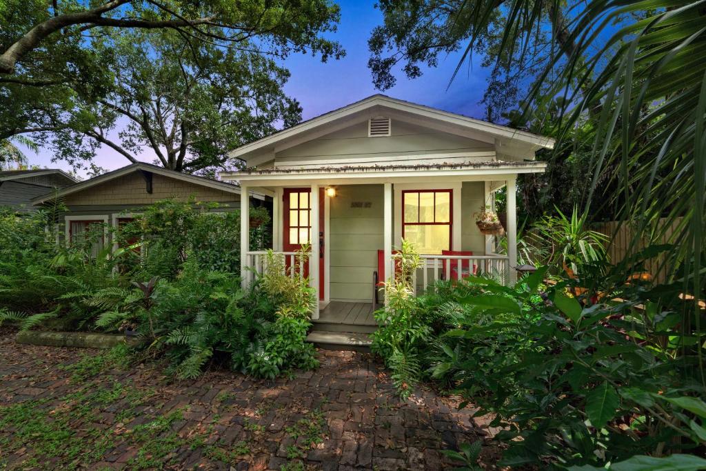 Casa blanca pequeña con porche en Charming 1923 Cottage at Erehwon Retreat, en Tampa