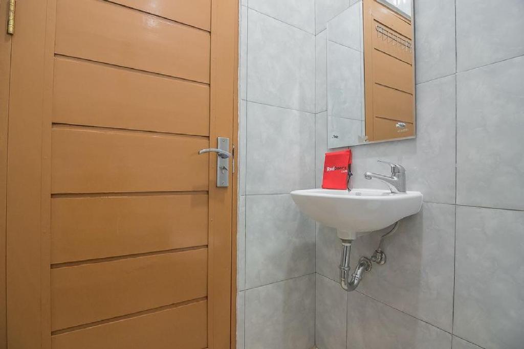 RedDoorz Plus near Syamsudin Noor Airport 3 - Chambre Double