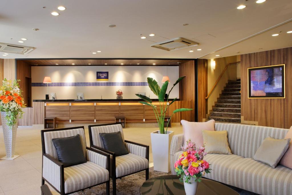 eine Lobby mit zwei Sofas und einer Bühne in der Unterkunft Keio Presso Inn Nihonbashi Kayabacho in Tokio