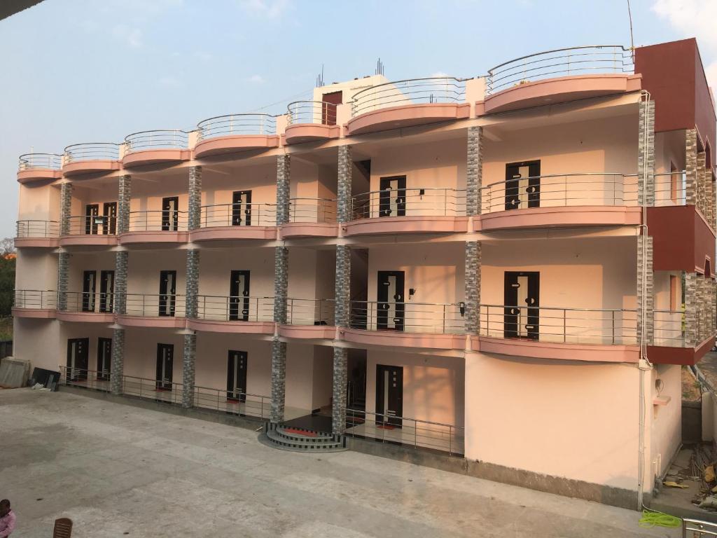 zewnętrzny widok budynku w obiekcie Somani Inn w mieście Jhārgrām