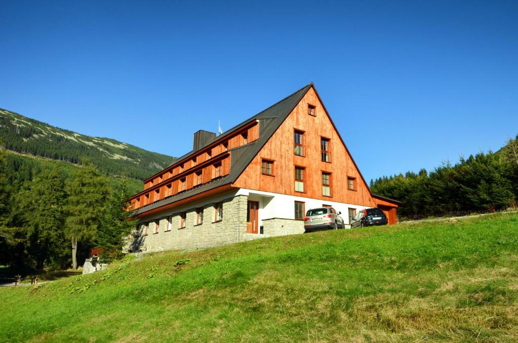 Nespecifikovaný výhled na hory nebo výhled na hory při pohledu z hotelu