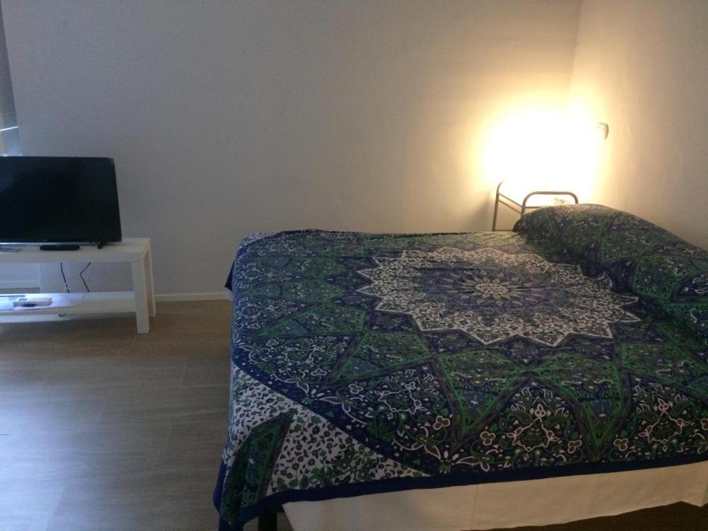 1 dormitorio con 1 cama con edredón en Molo35, en Isquia