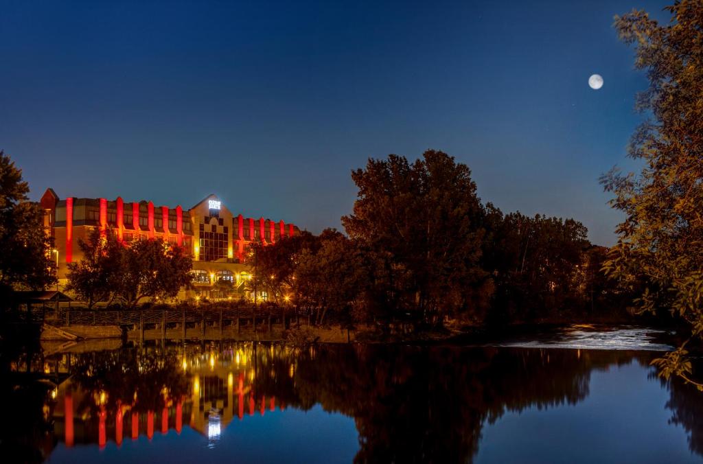 un bâtiment éclairé par des lumières rouges la nuit dans l'établissement Hôtel Château Joliette, à Joliette