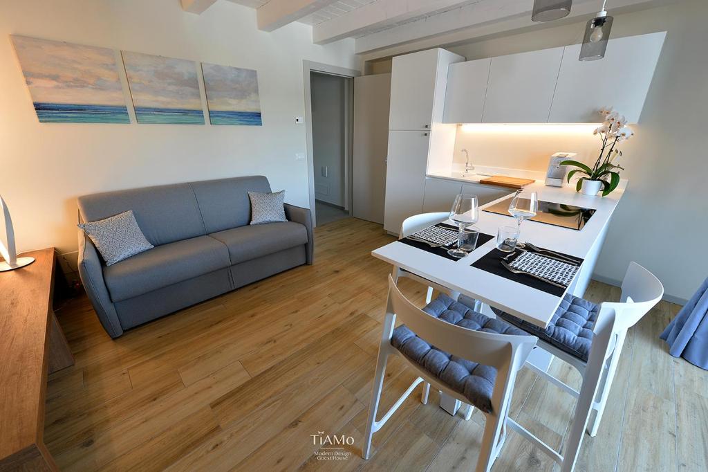 Posedenie v ubytovaní TiAMo Modern Design Guest House
