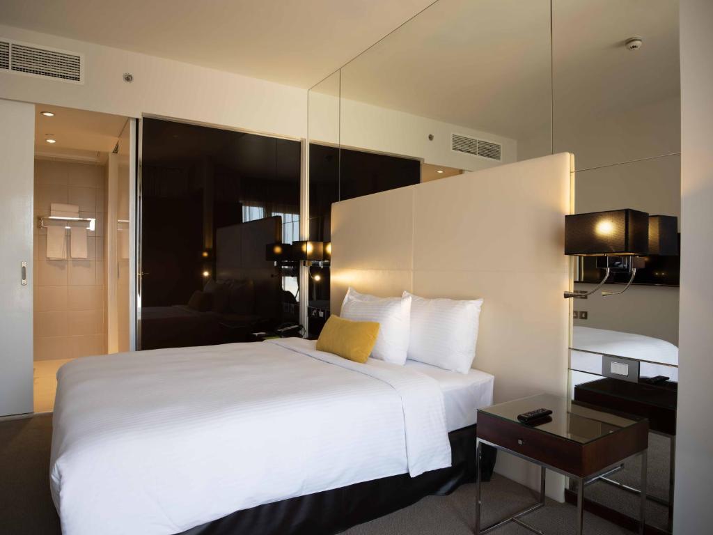Postel nebo postele na pokoji v ubytování Centro Capital Doha - By Rotana