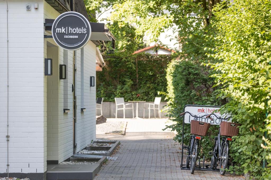 un groupe de vélos garés à l'extérieur d'un bâtiment dans l'établissement mk hotel eschborn, à Eschborn