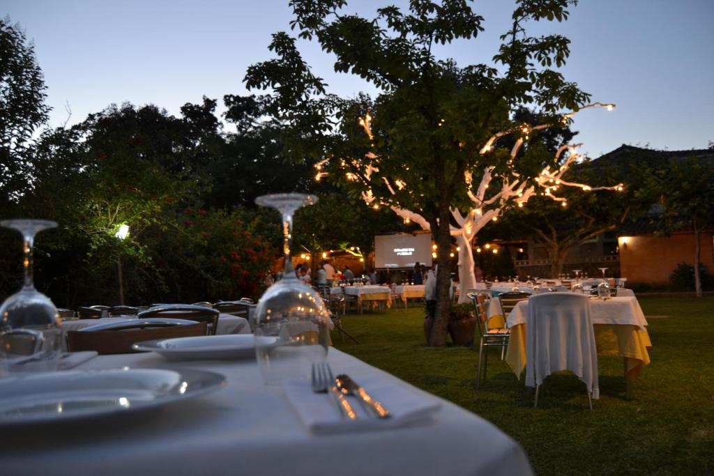 een tafel voor een feest met witte tafelinstellingen bij Hostal El Cardenillo in Madrigal de la Vera