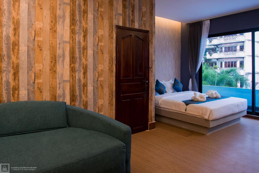 Postel nebo postele na pokoji v ubytování Orussey One Boutique