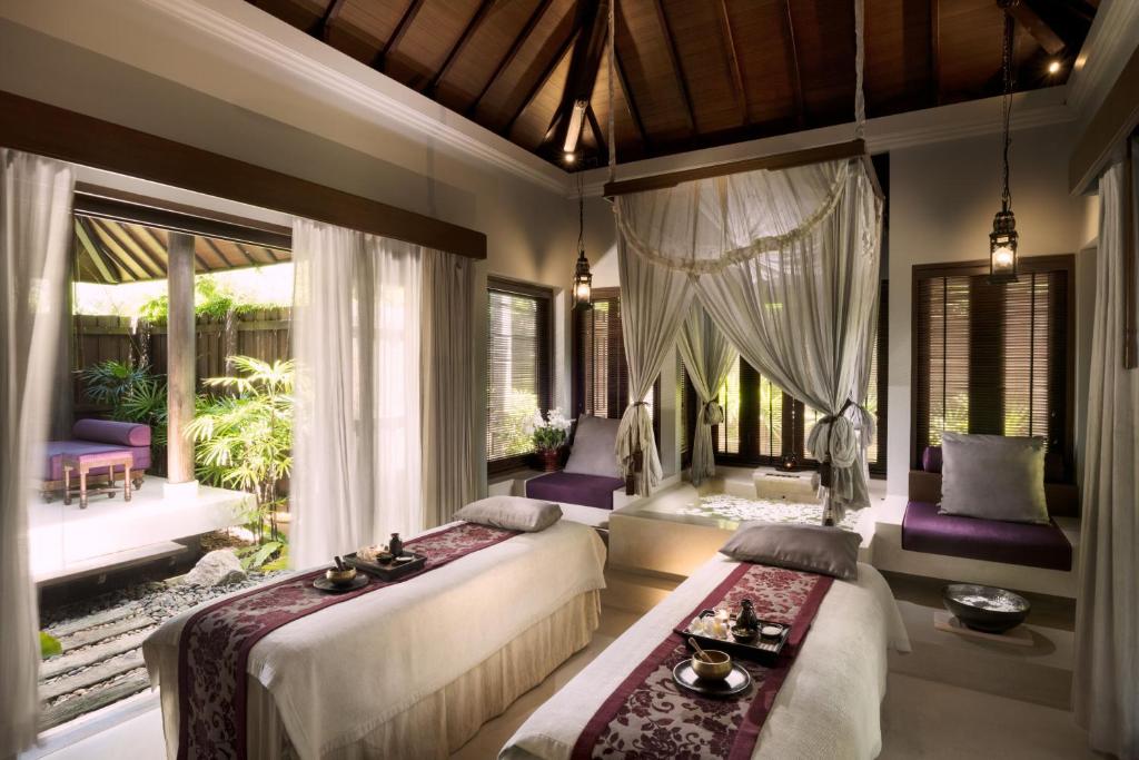 Ein Sitzbereich in der Unterkunft Anantara Mai Khao Phuket Villas