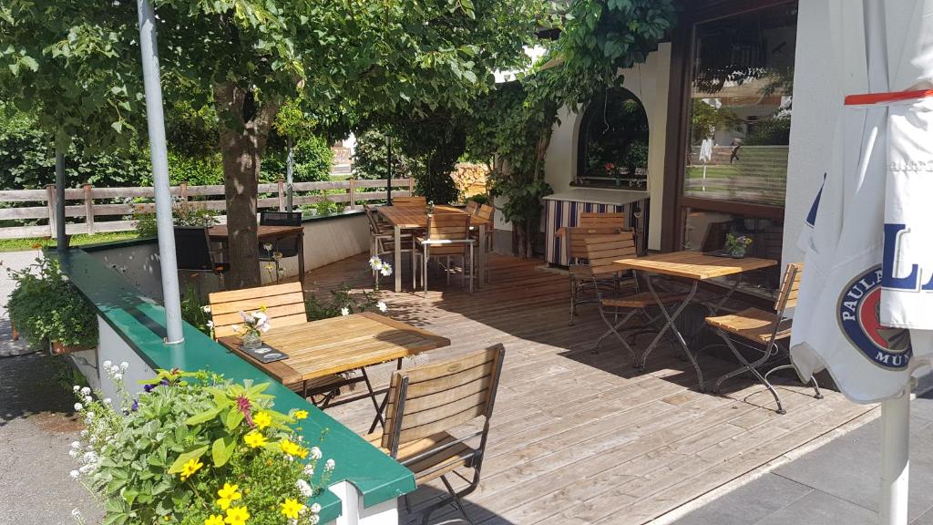 Reštaurácia alebo iné gastronomické zariadenie v ubytovaní Happy Camp Hofherr
