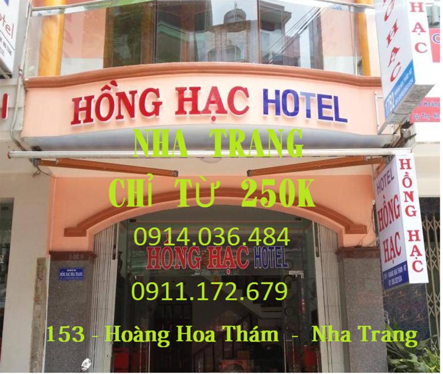 ein Schild eines Hotels mit einem Huckepack vor einem Gebäude in der Unterkunft Hotel Hồng Hạc nha trang in Nha Trang