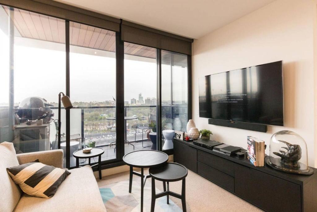 Televisyen dan/atau pusat hiburan di Laurent Balcony Views Steps from Laneway Vibes